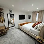 Boujee Arty Apartment In City Centre With Private Parking