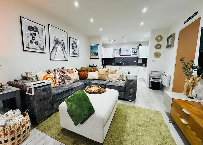 Boujee Arty Apartment In City Centre With Private Parking
